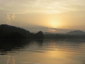 Levée de soleil sur le canal de Panama  